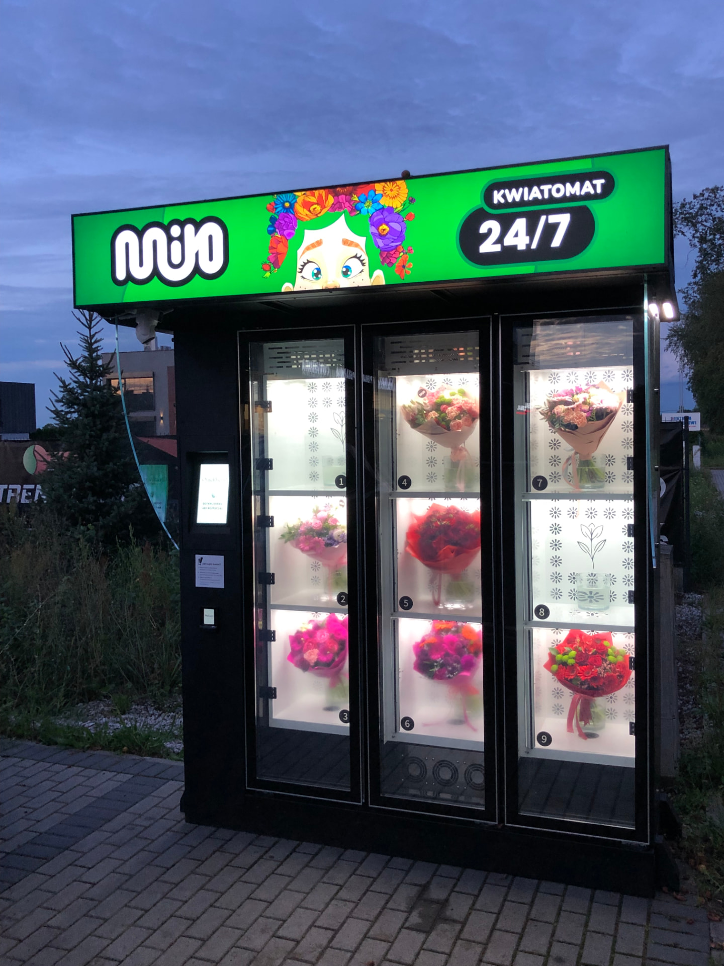 Kwiatomat MIŁO 24/7 — automat z bukietami kwiatów w chłodni